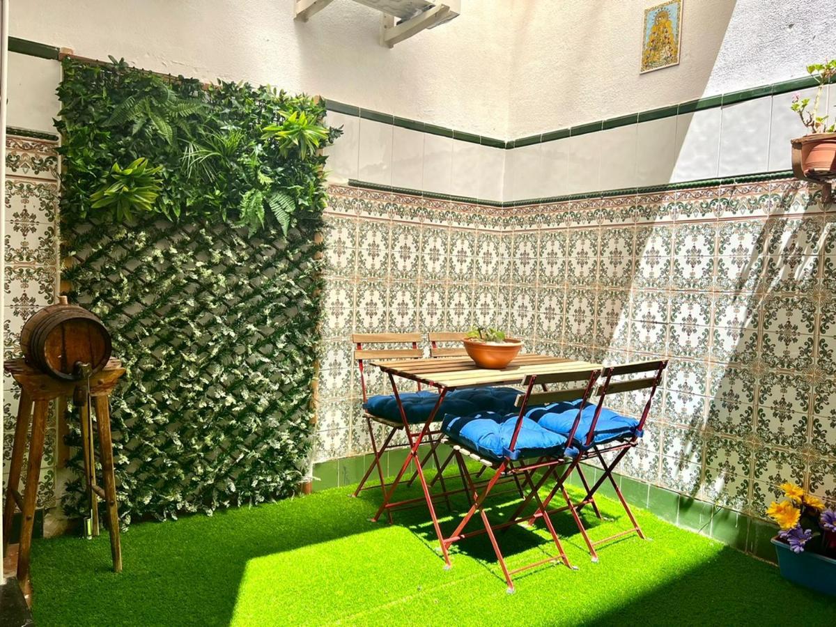 Adela & Private Courtyard By Ele Apartments Малага Экстерьер фото